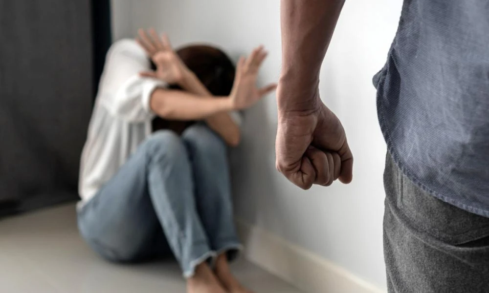 Θεσσαλονίκη: Ξυλοκόπησε τη σύντροφό του πάνω σε καβγά